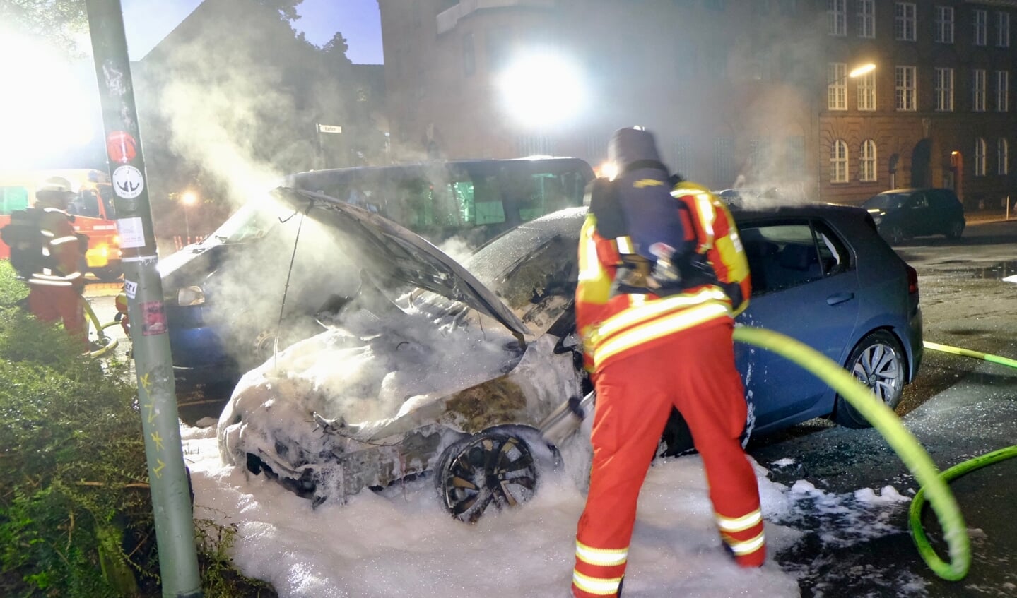 Begge biler blev ødelagt af flammerne. Brandfolkene kunne dog forhindre, at ilden bredte sig til andre køretøjer. Foto: 