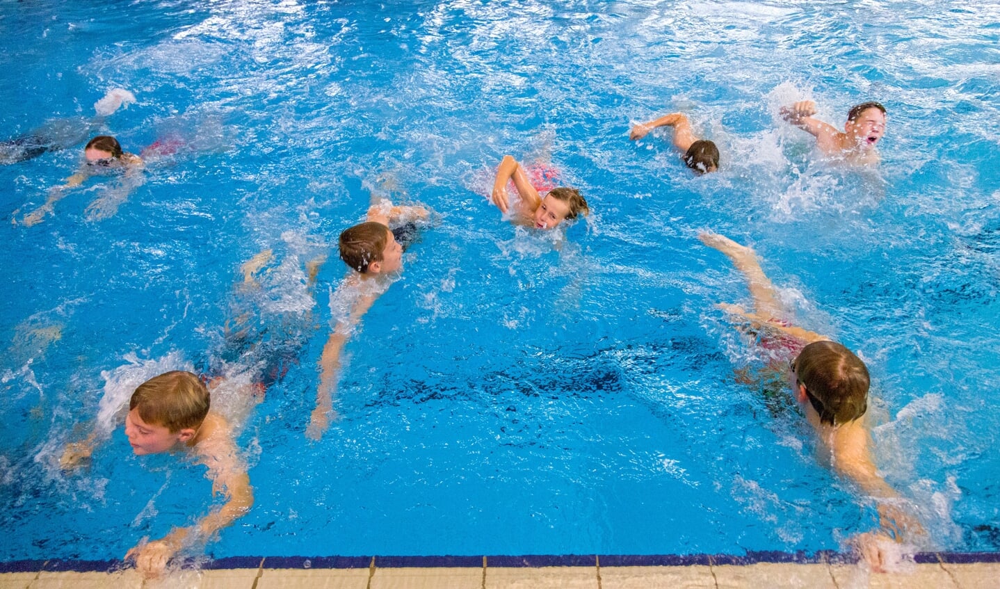 Alle mennesker burde kunne svømme, men det er langt fra tilfældet. Idrætsklubben TSB Flensburg tilbyder nu fem ledige pladser i et svømmekurses, der starter kommende mandag. Arkivfoto: