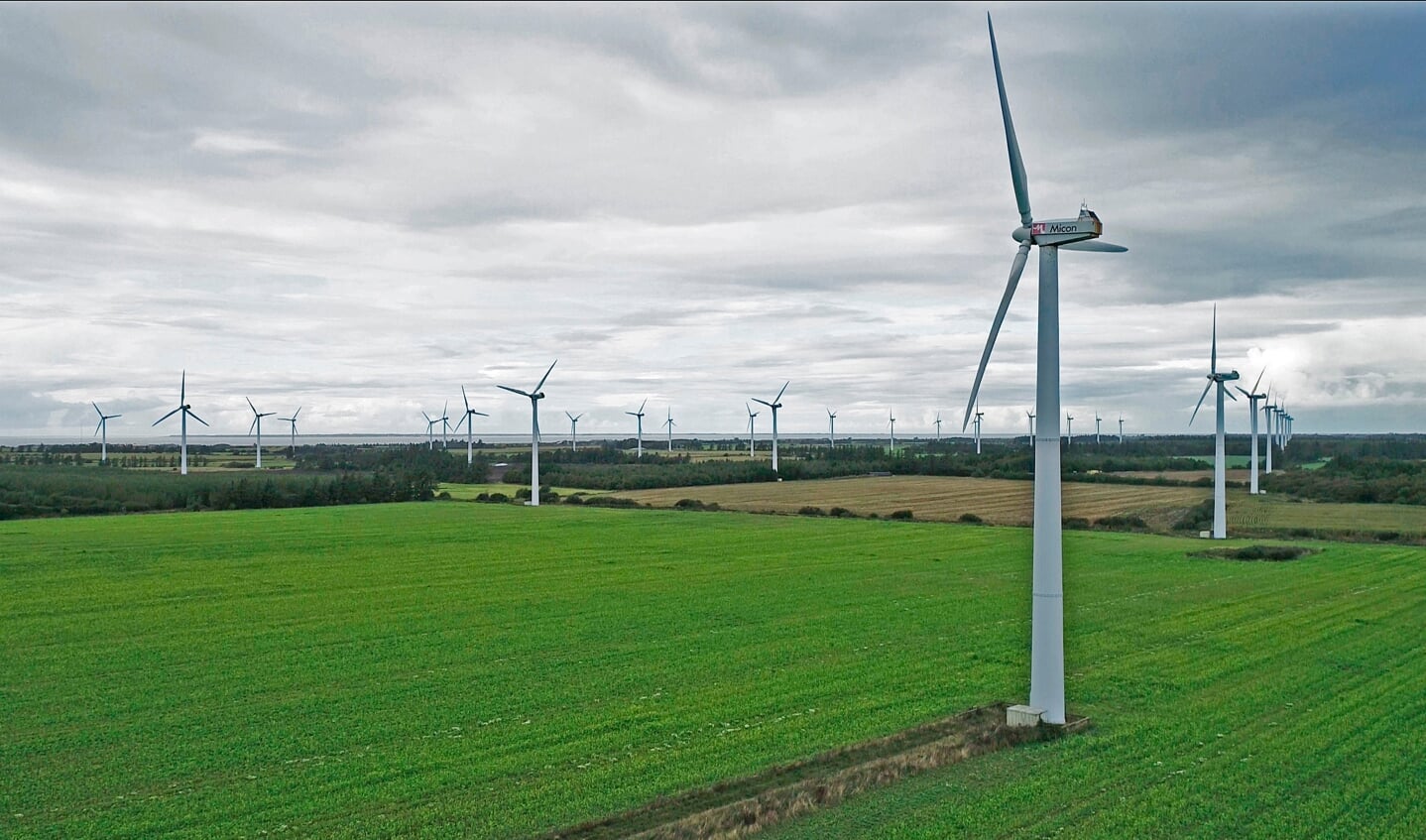 Vindmølleprojekt på Rejsby Hede syd for Ballum, hvor de nuværende 40 ældre møller skal erstattes med 15 store, er nu blevet udvidet til at fremstå som et hybridprojekt, hvor vindmøllerne kombineres med opstilling af 23 hektar solceller. Foto: 