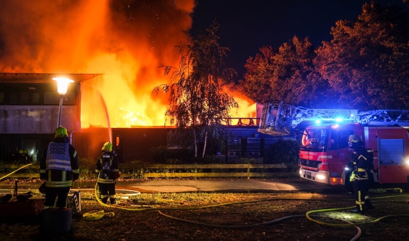 Over 60 brandfolk kæmpede mod de meterhøje flammer, der spredte sig i alle retninger.