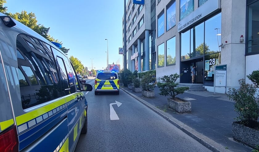 Politiet rykkede talstærkt ud til det såkaldte integrationshus i Wuppertal. Foto: 