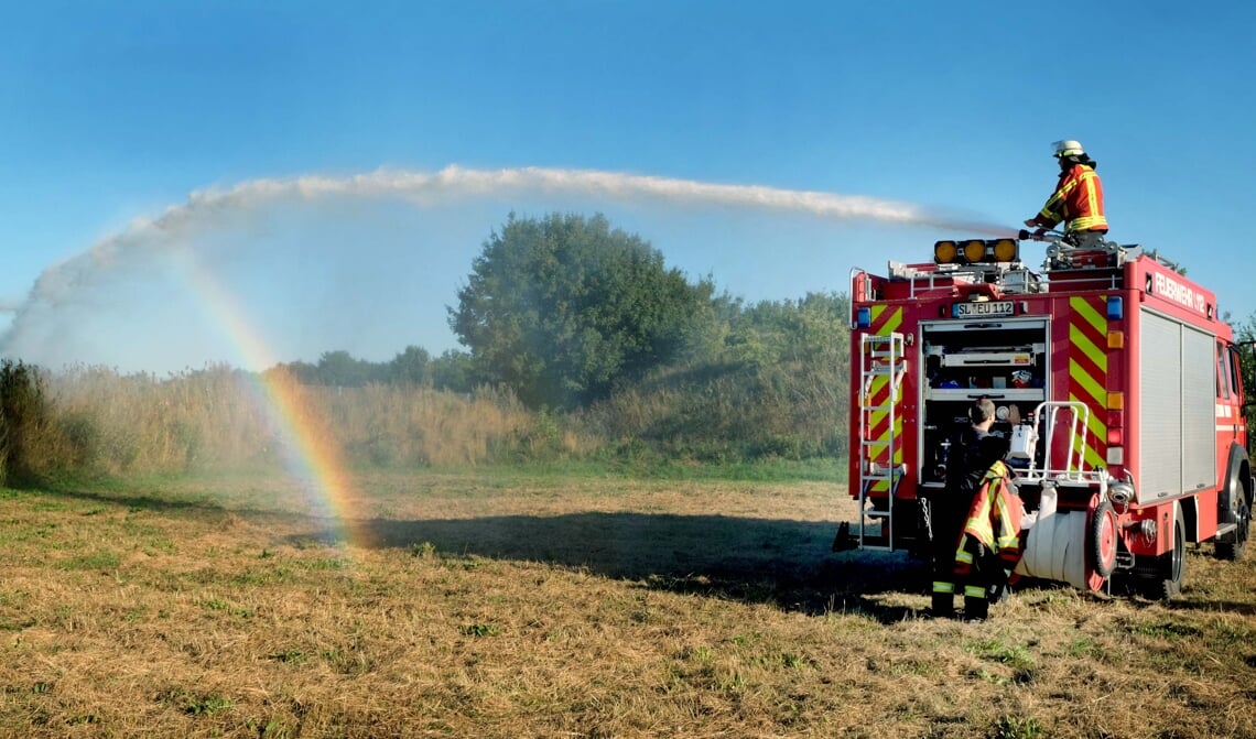 Brandværnene rykkede talstærkt ud til området ved Hanved og kunne holde ilden borte væk fra den nærliggende, danske børnehave. Foto: 