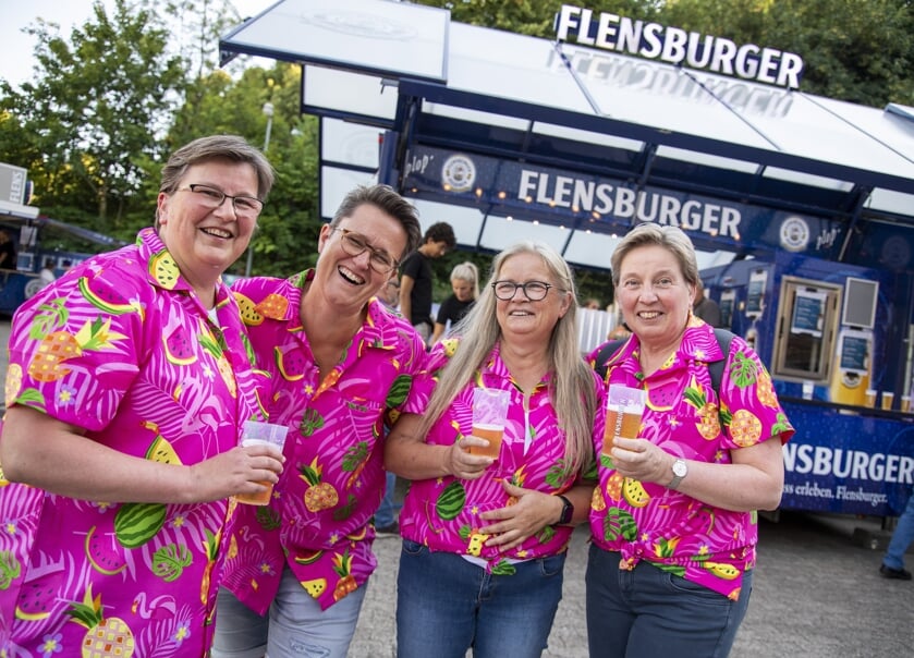 Med ens og meget iøjnefaldende skjorter var det svært for de festglade veninder (fra venstre) Steffi, Garfield (Anne), Gabi og Birgit at blive væk fra hinanden.