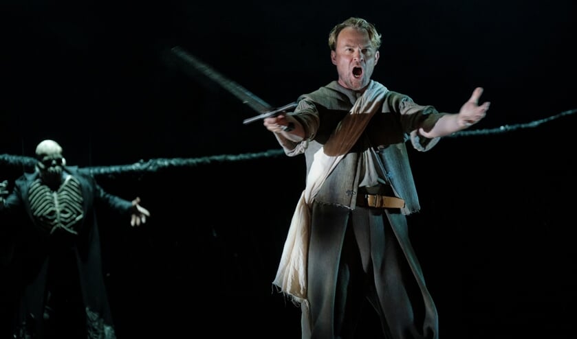 Magnus Vigilius i titelrollen som Siegfried med Jesper Brun-Jensen som dragen. Foto: