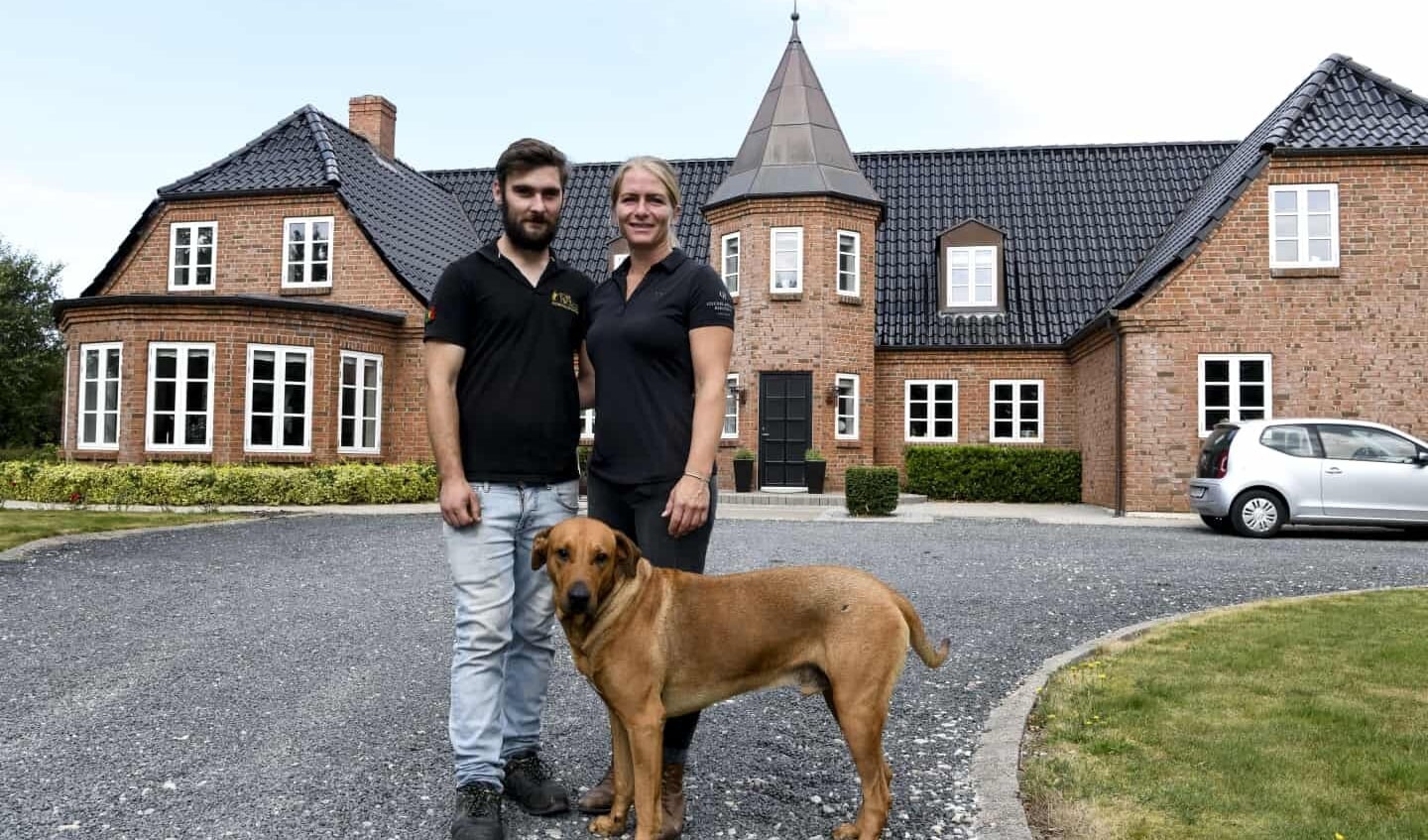 I to år har ejendommen, der minder om et slot med eget tårn og knap 500 m2 bolig været hjem for Daniel Valada og Nadja Maria Bieler. Nu flytter de til Portugal, og den specielle hesteejendom er til salg. Foto: