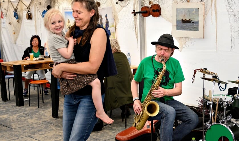 Folkedans med børnefamilier i Fanø-teltet.