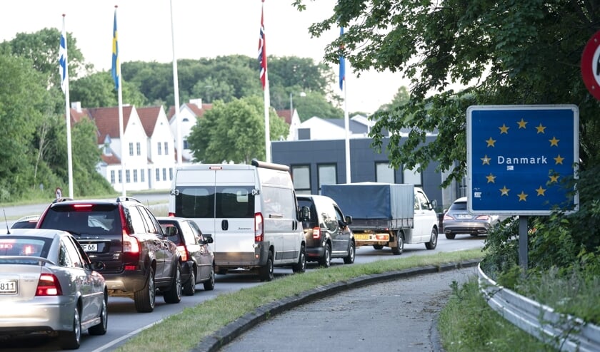 Tusindvis af ferierende kør selv-borgere har i sommer siddet i kø i timevis på grund af grænsekontrollen mellem Danmark og Tyskland. Arkivfoto: