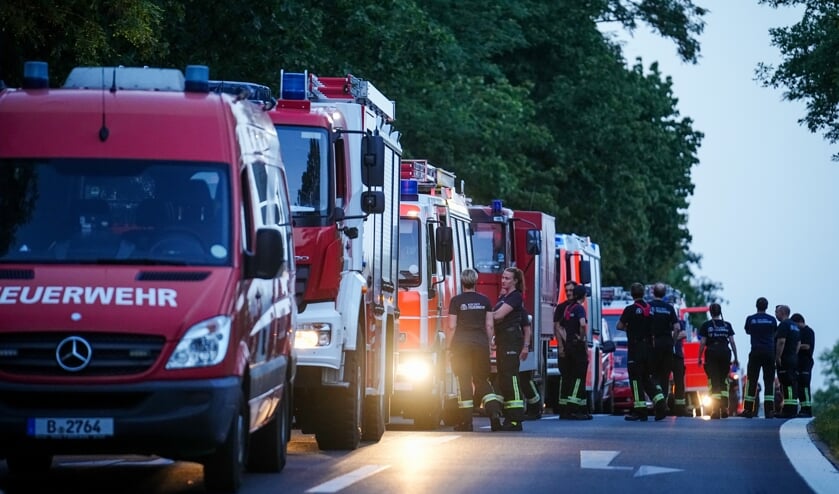 Brandfolk er talstærkt til stede, men kan ikke nå frem til det brændende område på grund af gentagne eksplosioner.Foto: