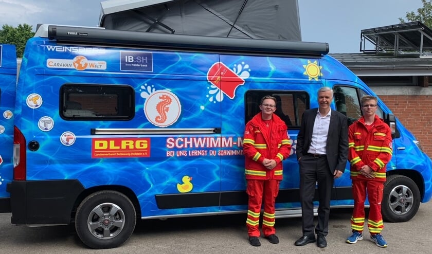 Undervejs med Schwimm-Mobil: Henrik Thomsen (t.v.) og Jakob König (t.h.) kører rundt i Slesvig-Holsten og hjælper til med svømmeundervisning for begyndere. Her ses de sammen med bestyrelsesformand for initiativets sponsor, IB.SH, Erk Westermann-Lammers.
