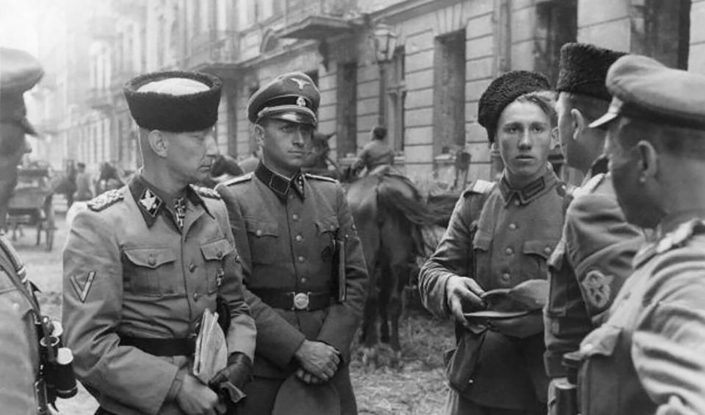Heinz Reinefarth (links, mit Kosakenmütze) während des Warschauer Aufstandes. Foto: