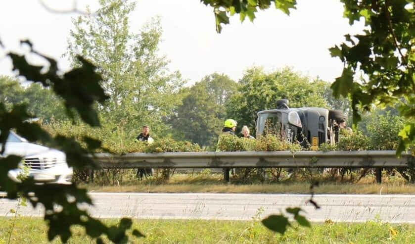 Kassevognen havnede på siden. Endnu er det uvist, hvorfor den danske kassevogns chauffør mistede herredømmet over køretøjet. Foto: 