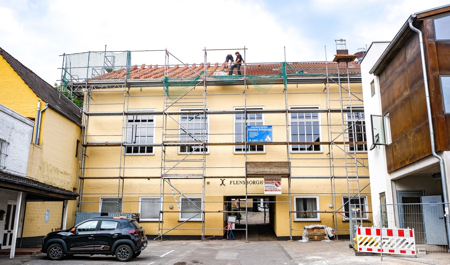 Snart er 450 kvadratmeter tag over den store sal ved Flensborghus skiftet ud. Arbejdet forventes færdigt i denne uge.