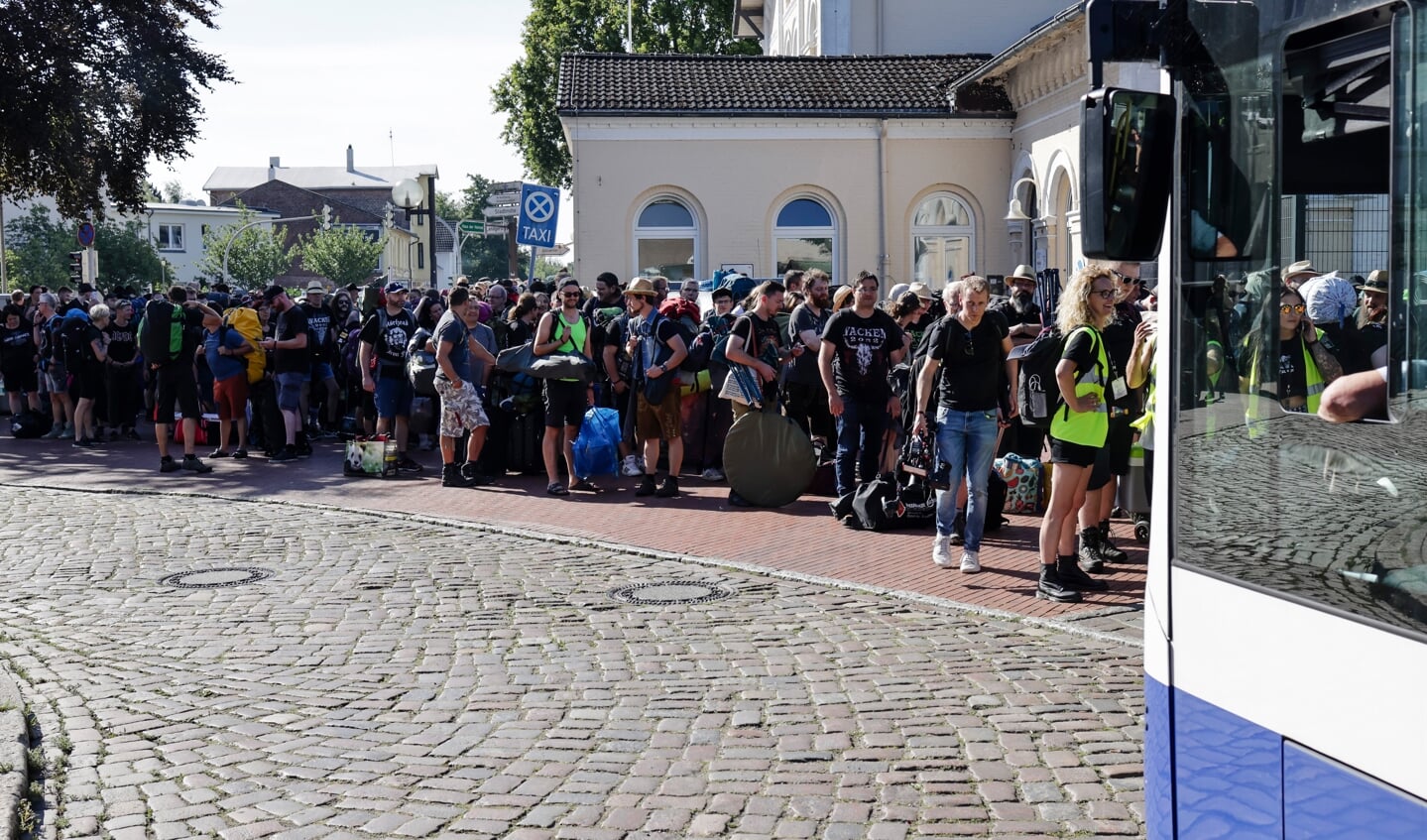 Festival-Besucher warten am Wacken Bahnhof auf das Einsteigen in die Shuttle-Busse. Nach pandemiebedingter Pause gibt es vom 4. bis 6. August wieder ein großes Heavy-Metal-Festival in Schleswig-Holstein. Fotos: