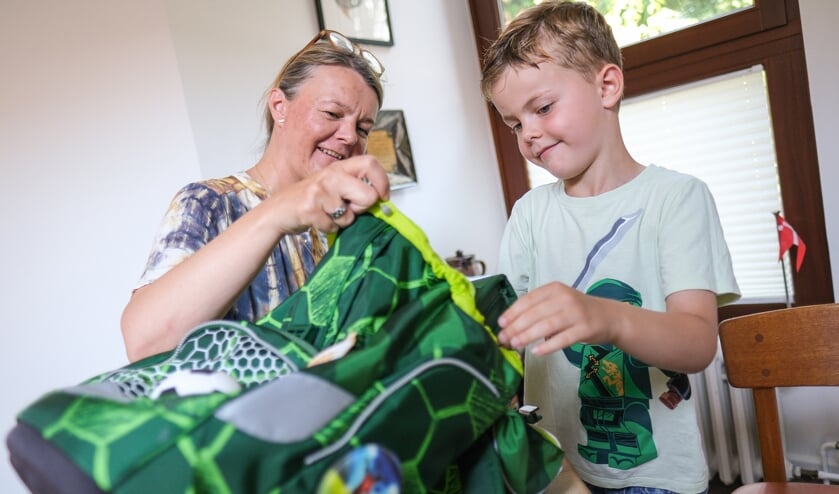 Emil og hans mor, Kamilla Küssner, er i gang med at pakke skoletasken. Den er ny og har en fodbold på, for Emil elsker at spille fodbold. Foto: