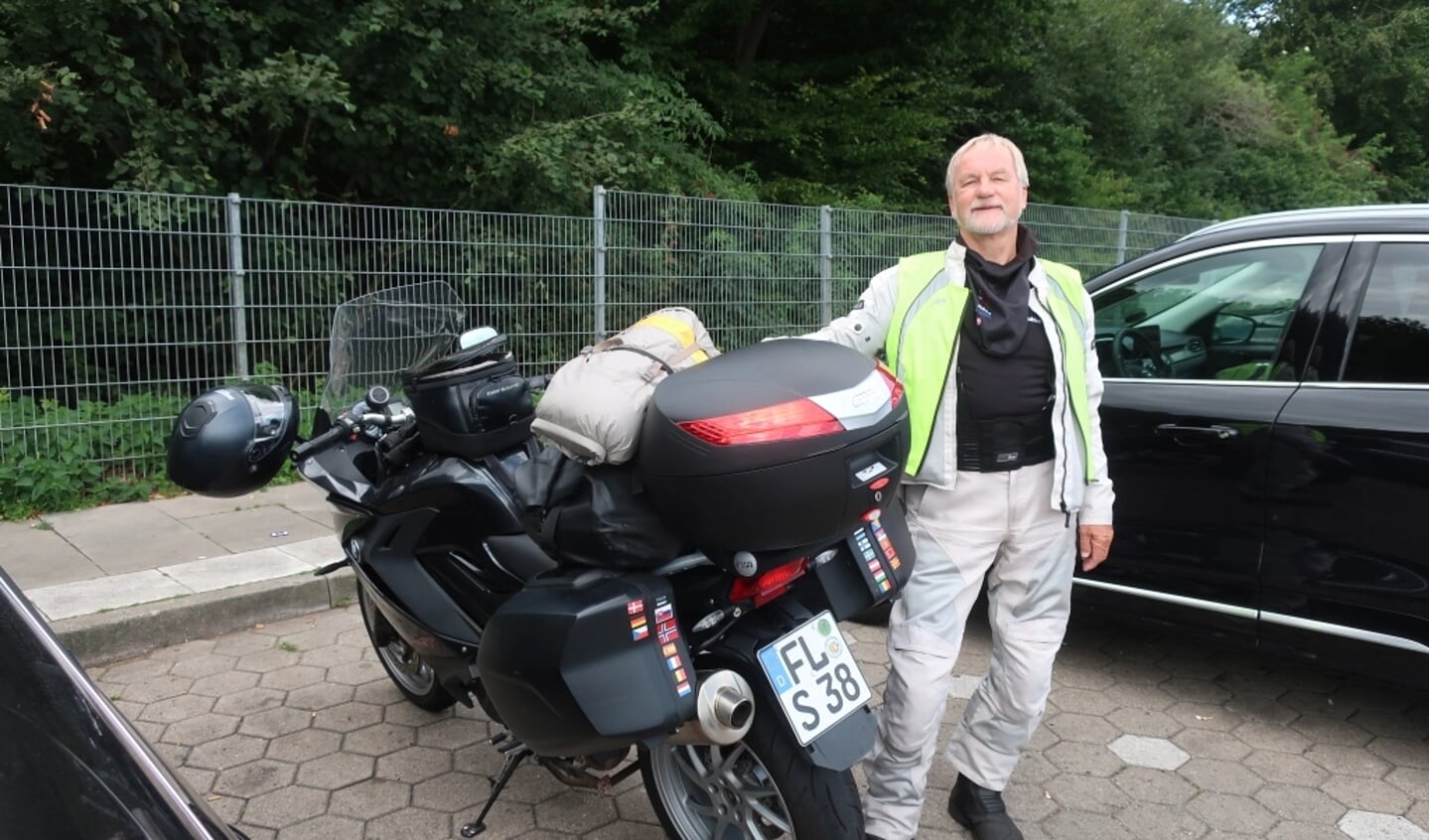 Gerhard Bethge har kørt rundt i to dusin forskellige lande. Lige nu er han og motorcyklen på tur til Albanien.