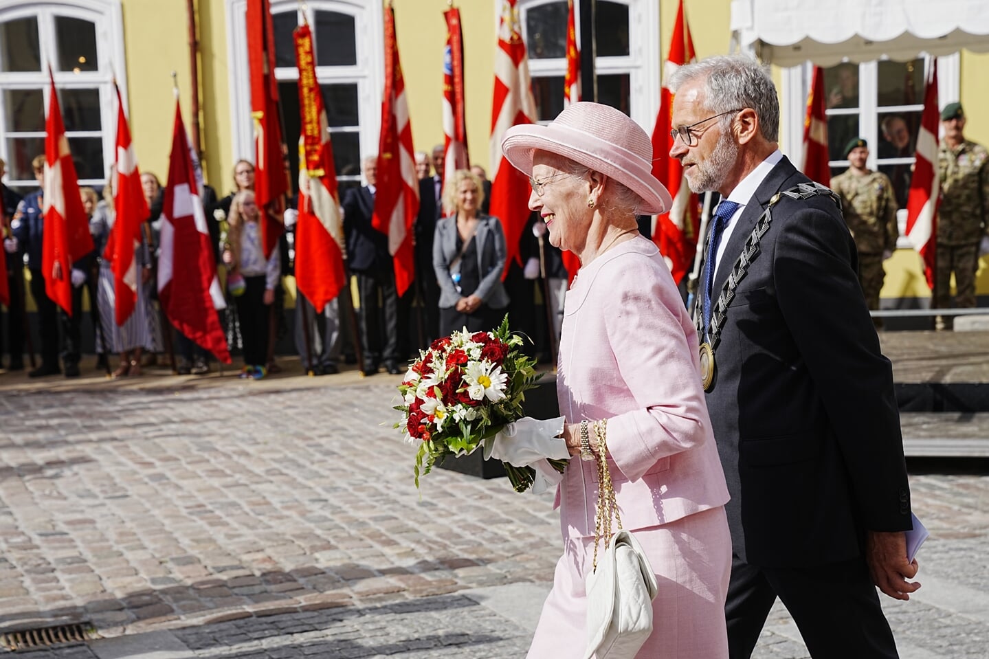 Borgmester Jørgen Popp Petersen følger dronningen under besøget. Foto: 