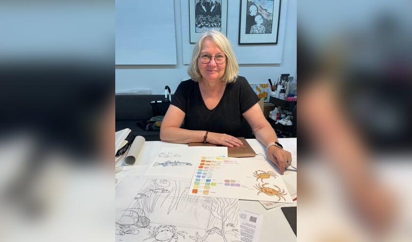 Lisbet Mikkelsen Buhl med skitserne foran sig. Foto: