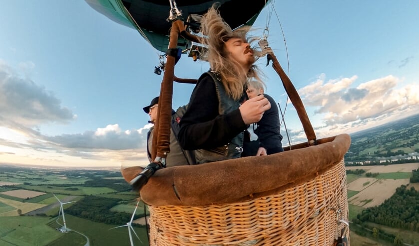 Der Hamburger Musiker Johannes »Johnny« Ritter spielt im Korb eines Heißluftballons 327 Meter über dem Festivalgelände des Wacken Open Air ein Luftgitarren-Solo. Dieses war das nach Angaben der Organisatoren bisher höchste der Welt. Foto: