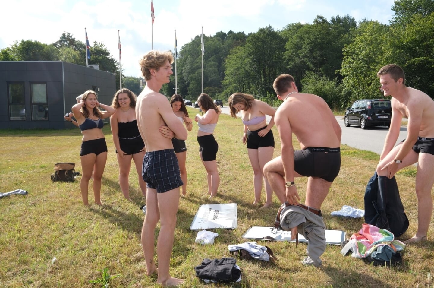 Unge politikere smider tøjet i protest mod grænsekontrol.