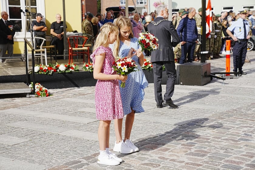 Blomsterpigerne er klar til at tage imod dronningen. Foto:
