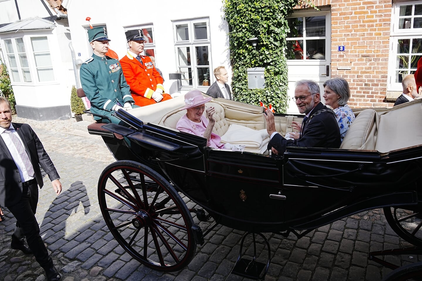 Efter den officielle modtagelse på torvet, tog dronningen – ledsaget af borgmesteren – på karettur gennem Tønder by. Foto: