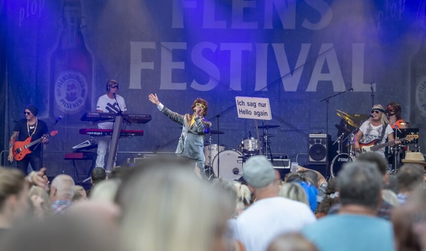 Oppa & die Schlagerenkel fik publikum til at skråle med på en række velkendte partysange, da der var »Flens Schlagerfestival« i bryggeriets gård fredag aften.