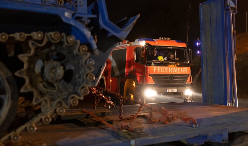 Med en specialbygget kampvogn forsøger brandvæsnet i Berlin at komme ind på sprængningsarealet. Foto:
