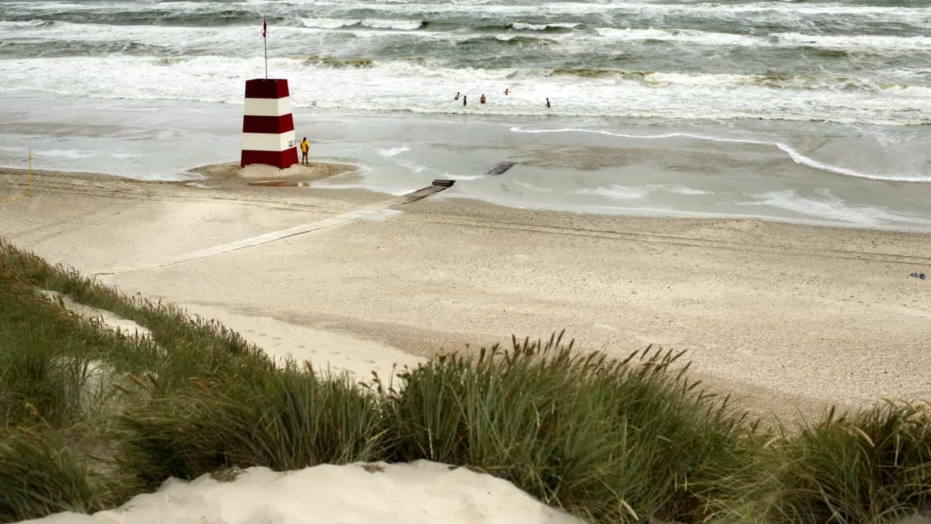 Det er blandt andet på Henne Strand ved den danske vestkyst, at der er fundet for meget PFAS. Derfor skal der nu sættes skilte op. Arkivfoto: