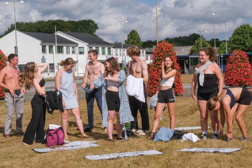 Unge politikere smider tøjet i protest mod grænsekontrol. Foto: