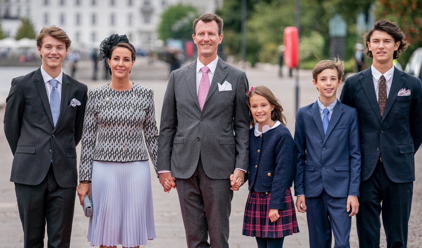 Prinsesse Marie, Prins Joachim, Prins Felix, Prins Nikolai, prins Henrik og prinsesse Athena ankommer til frokostarrangement på Kongeskibet Dannebrog under fejringen af dronningens 50-års regeringsjubilæum i København søndag den 11. september 2022. Arkivfoto: 