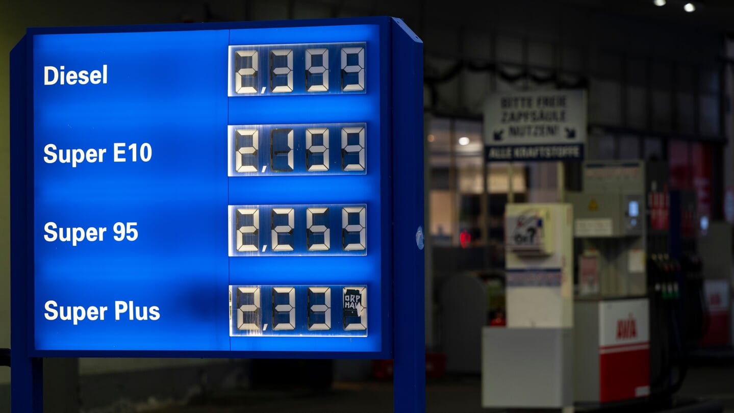 For et år siden kostede både benzin og diesel markant mere end to euro per liter. Foto: