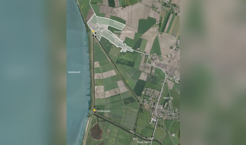 Margrethe Kog set fra oven: Nederst i billedet ses den sydlige del af Margrethe Kog, der i dag fungerer som både højvandsreservoir for Vidåen og saltvandssø for fuglene. Øverst ses den nordlige del af kogen, der er indrammet med sorte strege. Området udlægges som både natur- og reservoirområde. Den nødvendige jordfordeling er netop faldet på plads. Illustration: