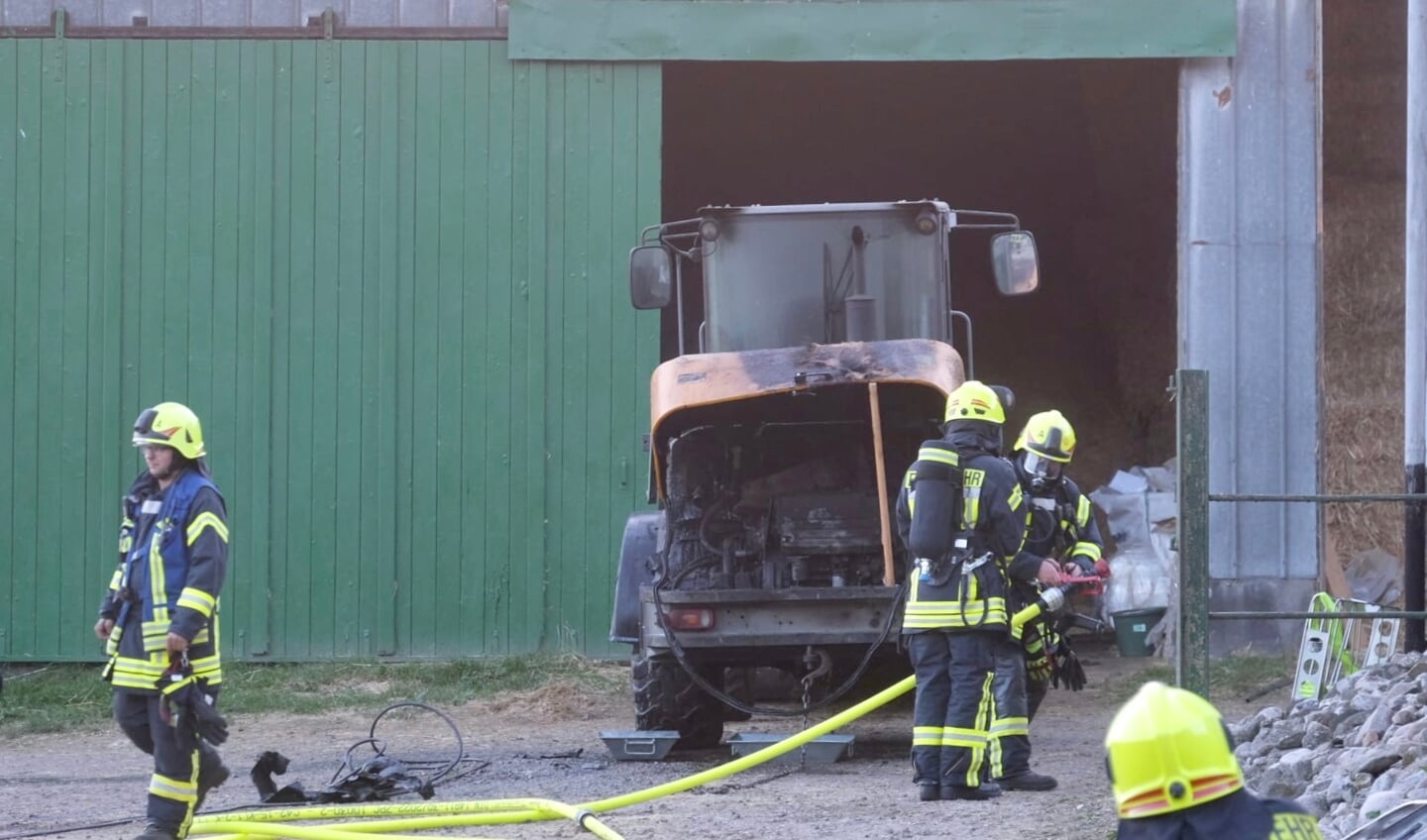 Gummigeden blev kraftigt beskadiget, men landmanden forhindrede at ilden bredte sig til resten af laden. Foto: 
