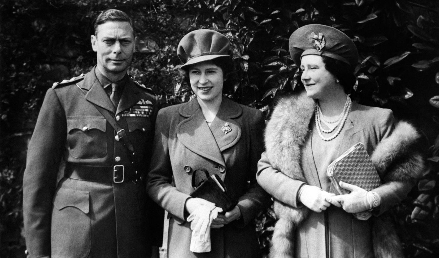 Elizabeth i selskab med sin mor og far den 21. april 1944, hvor hun fyldte 18 år. De ses her ved Windsor-slottet, hvor den nu voksne prinsesses fødselsdag blev fejret. (Klik på billedet, for at åbne galleriet). Foto: 