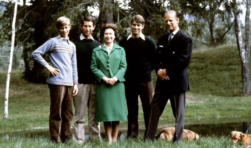 Det kongelige ægtepar og deres tre sønner samt familiens hunde  ved Balmoral Slot i Skotland den 20. november 1979. Fra venstre prins Edward (15 år), prins Charles (31 år), dronning Elizabeth, prins Andrew (19 år) og prins Philip, der også havde titlen hertug af Edinburgh.