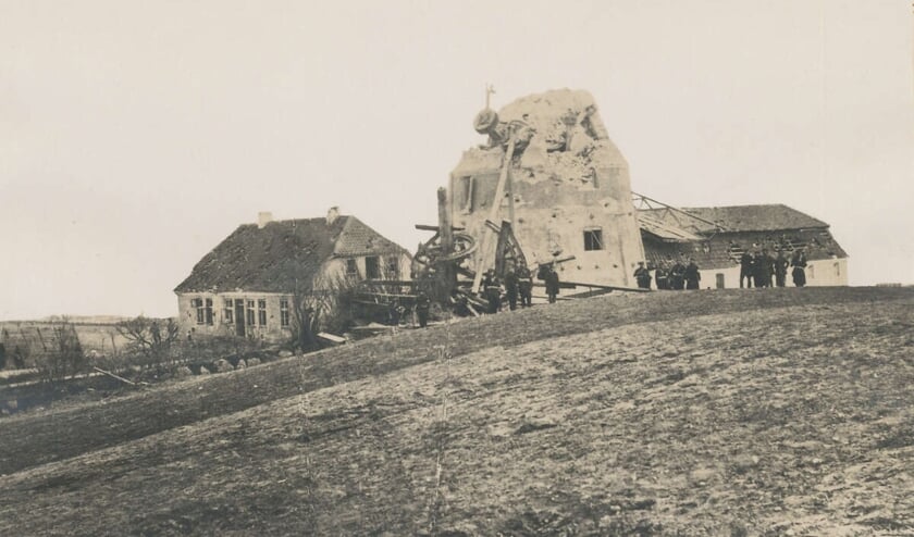 Dette er et af fotografierne, der stilles til rådighed på Historiecenter Dybbøls nye app. Billede viser ruinerne af Dybbøl Mølle efter den preussiske erobring af Dybbøl-stillingen den 18. april 1864. Foran møllen ses preussiske soldater. Foto:
