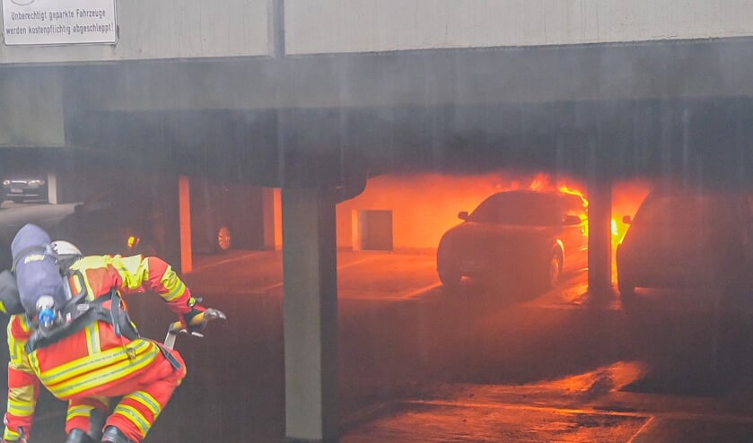 Audiens bagende var omspændt af flammer, da brandvæsnet nåede frem til parkeringskælderen. Foto: 