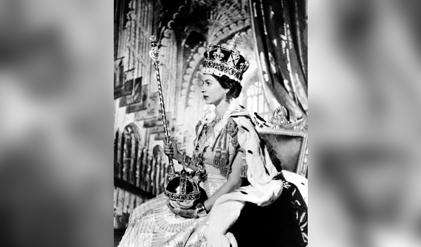 Den 2. juni 1953 blev dronning Elizabeth kronet i Westminister Abbey i London. Da hendes far døde 6. februar 1952, overtog hun tronen, men for at holde en passende afstand mellem kongens død og en festlig fejring gik der næsten halvandet år, før markeringen officielt fandt sted. Kroningen blev sendt på tv.