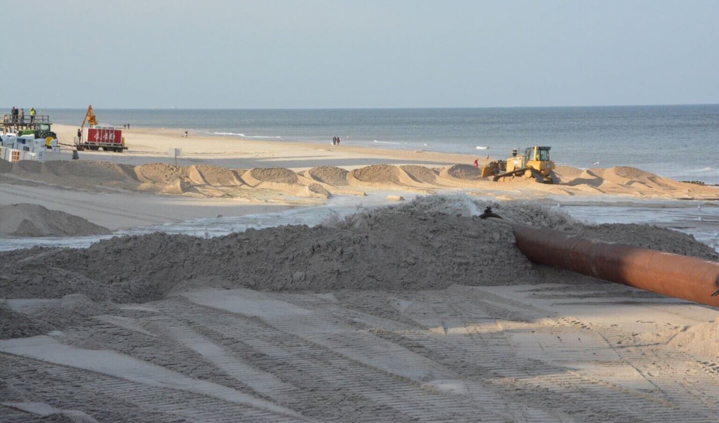 Bagger und Planierraupen verteilen den aufgespülten Sand. Foto: