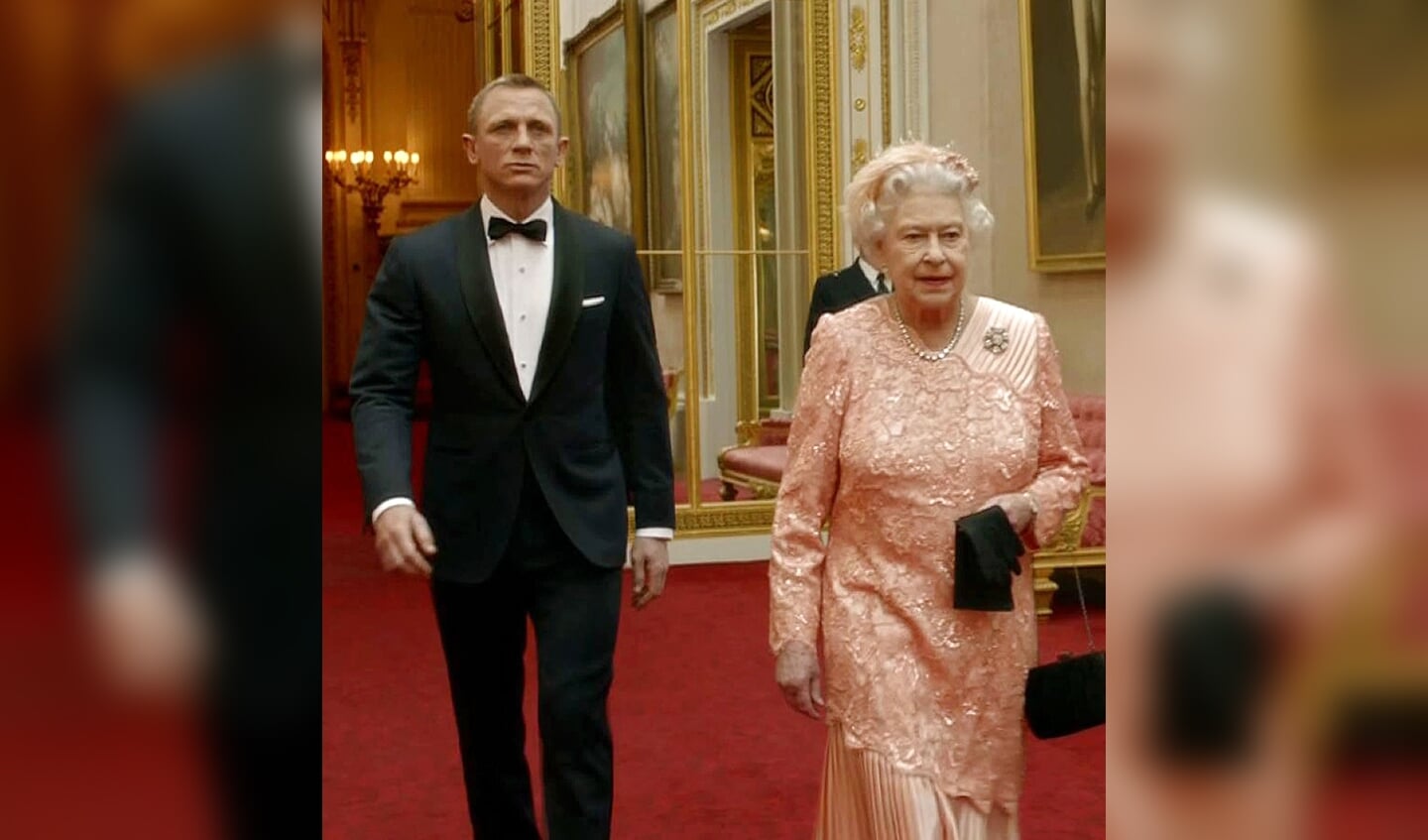 Ved åbningen af de olympiske lege i London i 2012 eskorterede skuespiller Daniel Craig i rollen som MI6-agenten James Bond den britiske dronning på Buckingham Palace. De havde optaget en videosekvens, hvor de letter i helikopter.