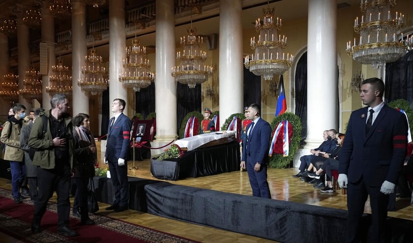 Den russiske præsident, Vladimir Putin, deltager ikke på nogen måde i begravelsen af den sidste sovjetleder Mikhail Gorbatjov lørdag. Den nuværende russiske leder har markeret sin afstandtagen til Gorbatjov ved at nægte ham den ære og de fanfarer, der er knyttet til en statsbegravelse og ved at holde sig helt væk på dagen.