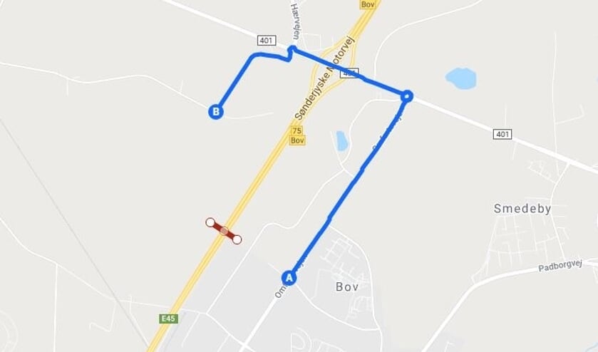 I dag skal den tunge lastbiltrafik hele vejen op over motorvejen ved Tøndervej (den blå streg). En ny motorvejsbro mellem de to område (den røde streg) vil derfor forkorte transporttiden væsentligt. Grafik: