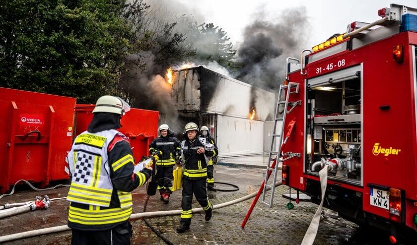I første omgang var containernes indhold ukendt, og brandfolkene var derfor yderst forsigtige. Foto: