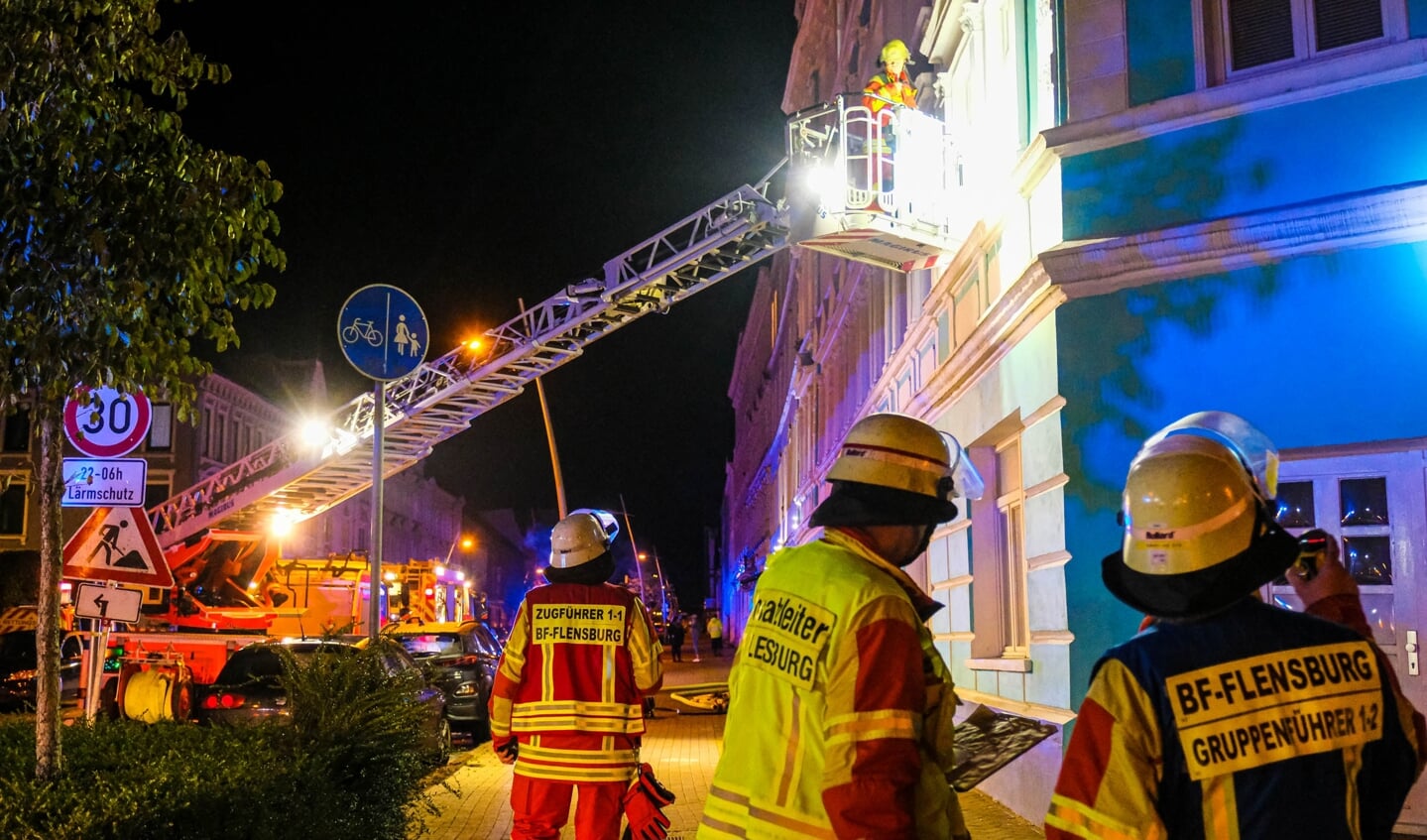 Feuerwehr-Einsatz in der Apenrader Straße: Beim Brand eines Kinderwagens im Treppenhaus wurden in der Nacht zu Dienstag 16 Hausbewohner verletzt. Foto: