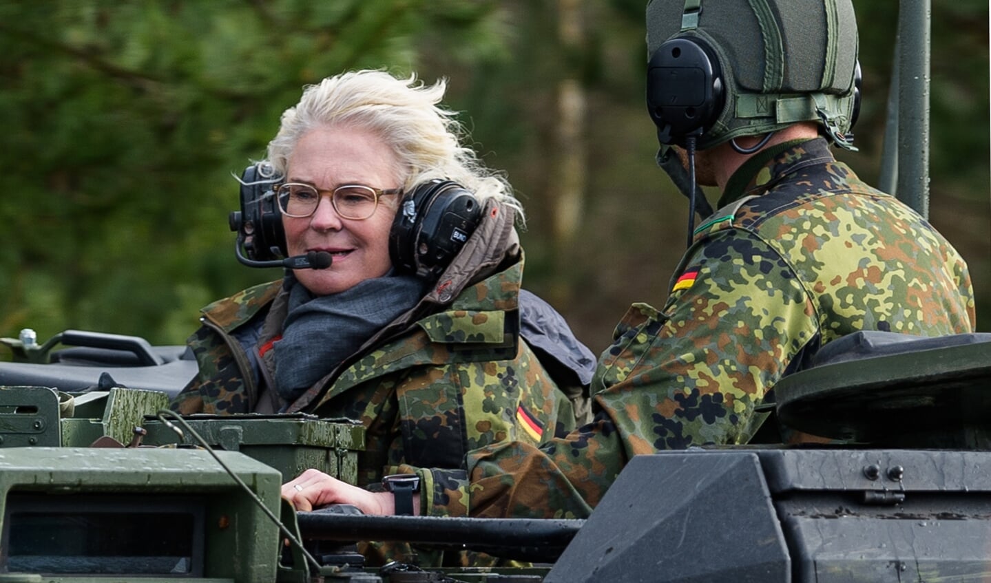 Forsvarsminister Christine Lambrecht, her i en kampvogn, vil ikke træffe beslutninger uden USA.