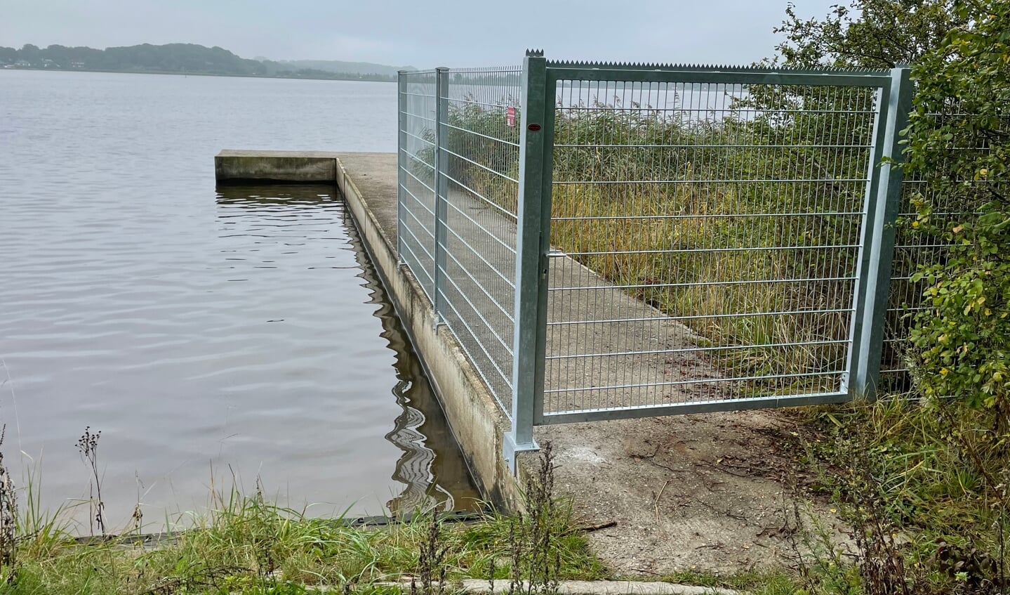 Auf Anordnung der Stadt Schleswig ist der Zugang zum Badesteg am Netzetrockenplatz neuerdings mit einem Tor gesichert. Foto:
