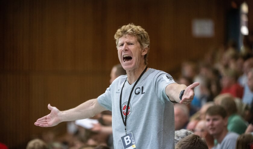 Claus Lyngsøe er ikke tilfreds med de mange fejl DHK-holdet laver. Foto:
