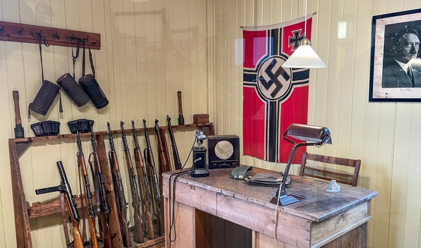 Kommandantkontoret i Frøslevlejren. Hitler-portrættet blev gennemhullet af skud i maj 1945.