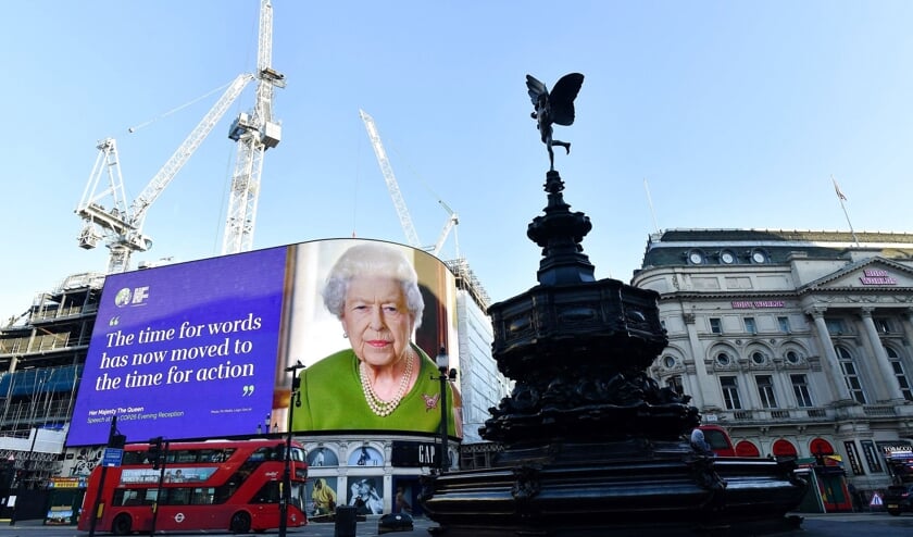 Selv om det britiske kongehus er politisk neutral, tog 95-årige dronning Elizabeth bladet fra munden i 2021 i forbindelse med klimatopmødet COP26 i Glasgow, Skotland. På storskærm ved Picadilly Circus i London blev vist et stort billede af dronningen og en besked om, at tiden for tale var overstået. Nu skulle der handling til i kampen mod klimaforandringerne.