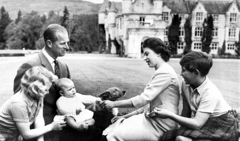 Dronning Elizabeth og prins Philip fik fire børn - Charles, Anne, Andrew og Edward. På dette billede fra 9. september 1960 ses ægteparret og deres på det tidspunkt tre børn på græsset ved Balmoral slot i Aberdeenshire, Skotland. Fra venstre prinsesse Anne (10 år), prins Philip, prins Andrew (0 år), dronning Elizabeth og prins Charles (11 år).
